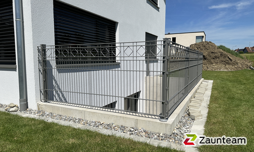 Decorzaun Verona mit Decorzaun Pfosten mit Fussplatte wurde in Baindt von Zaunteam Oberschwaben, Obermarchtal im Jahr 2024 erstellt.