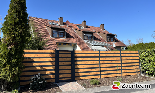 Alu Varioprofil glatt mit Zwischenfüllung breit, Aluminiumpfosten vierkant 65 x 65 mm einbetoniert wurde in Ubstadt von Zaunteam Schwetzingen-Bruchsal, Oberhausen  im Jahr 2024 erstellt.