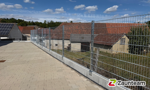 Doppelstabmatten schwer verzinkt mit Pfosten 40x60 verzinkt mit Abdeckleisten mit Fussplatte wurde in Neresheim von Zaunteam Ulm, Lonsee im Jahr 2026 erstellt.