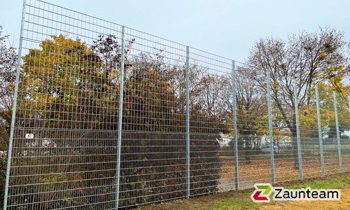 Ballfang Doppelstab mit Pfosten verzinkt und Abdeckleisten wurde in Weingarten von Zaunteam Oberschwaben, Obermarchtal im Jahr 2022 erstellt.