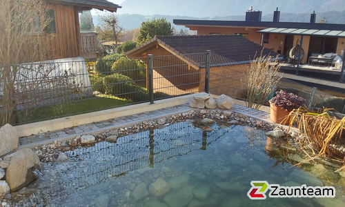 Doppelstabmatten schwer feuerverzinkt und anthrazit beschichtet mit Pfosten 60 x 40 mit Abdeckleisten mit Fussplatte wurde in Reith bei Kitzbühel von Zaunteam Tirol Unterland, Schwoich im Jahr 2024 erstellt.