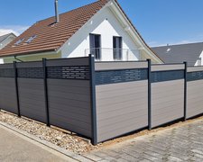 WPC Sichtschutz Discrétion / einbetoniert wurde in Rüdlingen von Zaunteam Zürich-Unterland, Oberhasli im Jahr 2022 erstellt.