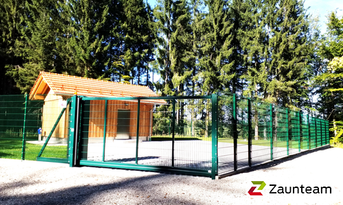 Doppelstabmatten schwer vorverzinkt und grün beschichtet mit Pfosten 60 x 40 mit Abdeckleisten einbetoniert wurde in Tutzing von Zaunteam Ammersee, Hofstetten im Jahr 2023 erstellt.