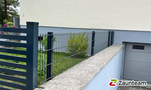 Doppelstabmatten schwer vorverzinkt und anthrazit beschichtet mit Pfosten Vario einbetoniert wurde in Südharz OT Rottleberode von Zaunteam Halle, Halle im Jahr 2023 erstellt.