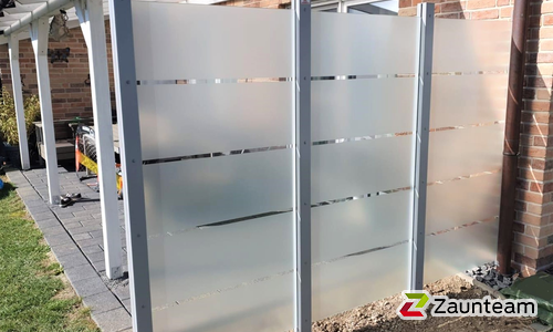 Glas Sichtschutz mit vierkant Aluminium-Klemmpfosten einbetoniert wurde in Rodenberg von Zaunteam Schaumburger Land, Stadthagen im Jahr 2021 erstellt.