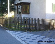 Palisaden mit T-Stahlpfosten verzinkt einbetoniert wurde in Interlaken von Zaunteam Berner Oberland, Ringgenberg im Jahr 2012 erstellt.