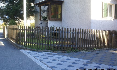 Palisaden mit T-Stahlpfosten verzinkt einbetoniert wurde in Interlaken von Zaunteam Daniel Frutiger AG, Ringgenberg im Jahr 2012 erstellt.
