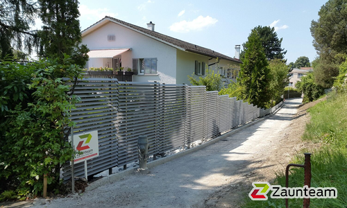 WPC Sichtschutz, grau / Alupfosten Metallgrau wurde in Erlenbach von Zaunteam Zürich Oberland GmbH, Gutenswil im Jahr 2015 erstellt.