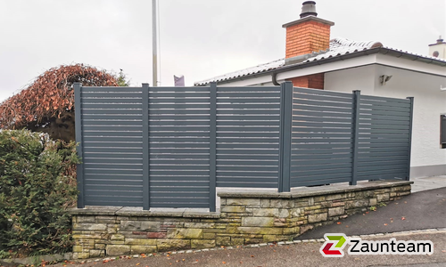 Alu Systemprofil in anthrazit mit Aluminiumpfosten vierkant 90 x 90 mm in Aussparung wurde in Oberhofen am Thunersee von Zaunteam Berner Oberland, Ringgenberg im Jahr 2021 erstellt.