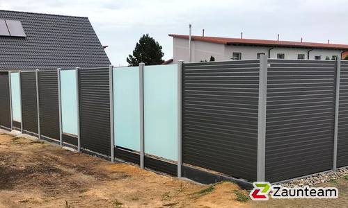 Alu Varioprofil Rechteck mit Aluminiumpfosten vierkant 85 x 85 mm einbetoniert wurde in Dessau-Rosslau von Zaunteam Fläming, Coswig im Jahr 2023 erstellt.