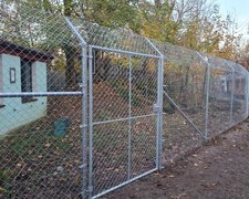 Diagonalgeflecht verzinkt mit Rohrpfosten verzinkt einbetoniert wurde in Remigen von Zaunteam Aargau, Egliswil im Jahr 2025 erstellt.