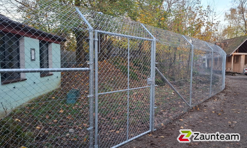 Diagonalgeflecht verzinkt mit Rohrpfosten verzinkt einbetoniert wurde in Remigen von Zaunteam Aargau, Egliswil im Jahr 2025 erstellt.