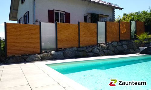 Alu Varioprofil Rhombus mit Aluminiumpfosten vierkant 85 x 85 mm einbetoniert wurde in Landsberg von Zaunteam Ammersee, Hofstetten im Jahr 2024 erstellt.