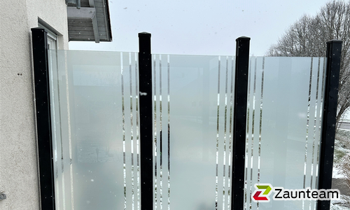 Glas Sichtschutz mit vierkant Aluminium-Nutpfosten mit Fussplatte wurde in Lauterach von Zaunteam Oberschwaben, Unlingen im Jahr 2022 erstellt.