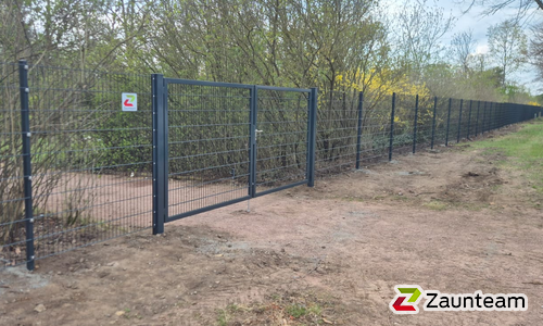 Doppelstabmatten leicht vorverzinkt und anthrazit beschichtet mit Pfosten Vario einbetoniert wurde in Möckern von Zaunteam Fläming, Coswig im Jahr 2025 erstellt.