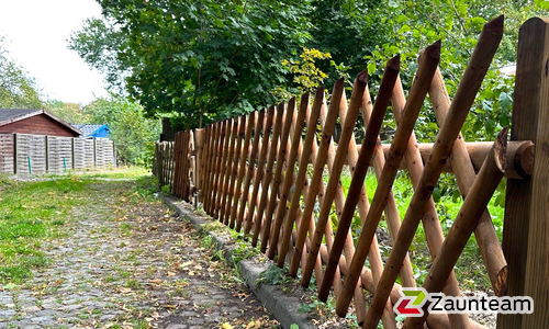 Kreuzzaun mit Lärchenkantpfosten braun wurde in Dissen am Teutoburger Wald von Zaunteam Osnabrücker Land, Belm im Jahr 2023 erstellt.