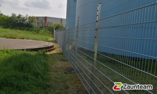 Doppelstabmatte schwer verzinkt mit Pfosten Vario verzinkt einbetoniert wurde in Hildesheim von Zaunteam Weser-Leine, Salzhemmendorf im Jahr 2021 erstellt.