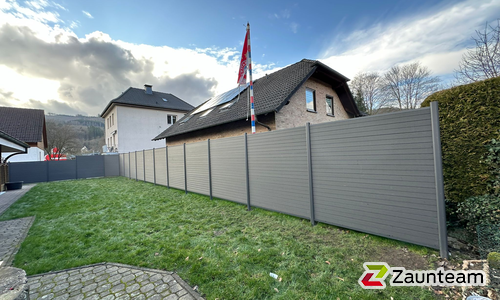 System WPC Sichtschutz, Classic mit Alupfosten einbetoniert wurde in Plettenberg von Zaunteam Sauerland, Neuenrade im Jahr 2024 erstellt.