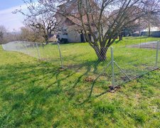 Diagonalgeflecht verzinkt mit Rohrpfosten verzinkt einbetoniert wurde in Bettlach von Zaunteam Mittelland, Bützberg im Jahr 2026 erstellt.