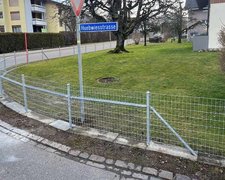 Knotengitter Torus, engmaschig mit Rohrpfosten verzinkt einbetoniert wurde in Wila von Zaunteam Zürich Oberland, Gutenswil im Jahr 2024 erstellt.