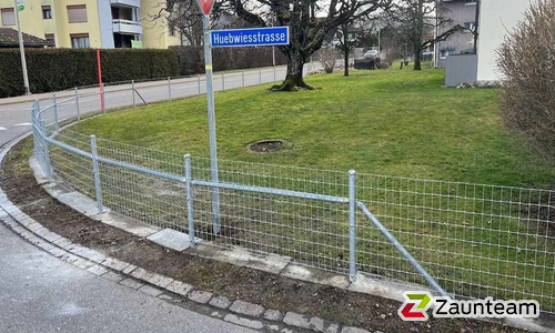 Knotengitter Torus, engmaschig mit Rohrpfosten verzinkt einbetoniert wurde in Wila von Zaunteam Zürich Oberland, Gutenswil im Jahr 2024 erstellt.