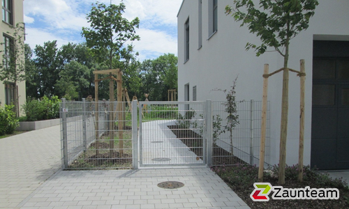 Doppelstabmatten schwer verzinkt mit Pfosten 40x60 verzinkt mit Abdeckleisten einbetoniert wurde in München von Zaunteam Ammersee, Hofstetten im Jahr 2024 erstellt.