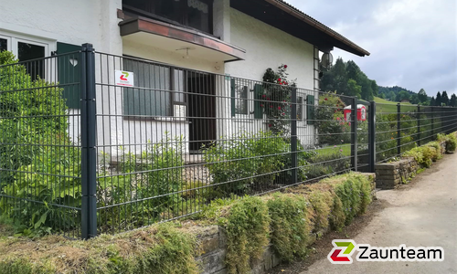 Doppelstabmatten schwer feuerverzinkt und anthrazit beschichtet mit Pfosten 60 x 40 mit Abdeckleisten einbetoniert wurde in Kranzegg von Zaunteam Allgäu, Bad Hindelang - Unterjoch im Jahr 2021 erstellt.