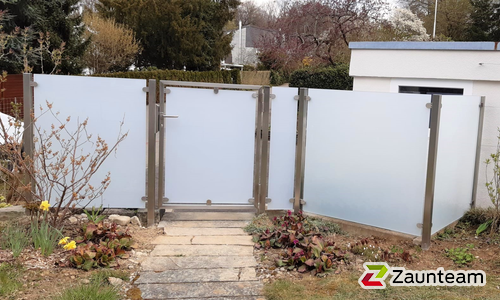 Glas Sichtschutz mit vierkant Edelstahlpfosten einbetoniert wurde in Frauenfeld von Zaunteam Thurgau AG, Felben im Jahr 2021 erstellt.