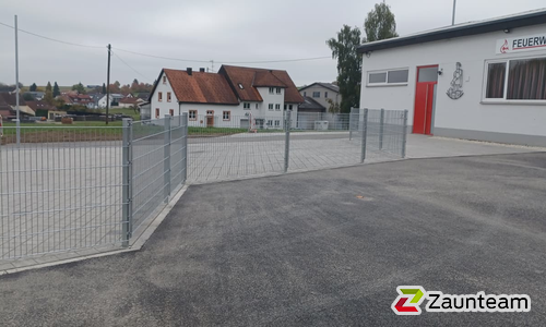 Doppelstabmatten schwer feuerverzinkt und anthrazit beschichtet mit Pfosten 60 x 40 mit Abdeckleisten einbetoniert wurde in Emmingen-Liptingen von Zaunteam Obere Donau-Bodensee, Sauldorf-Krumbach im Jahr 2025 erstellt.