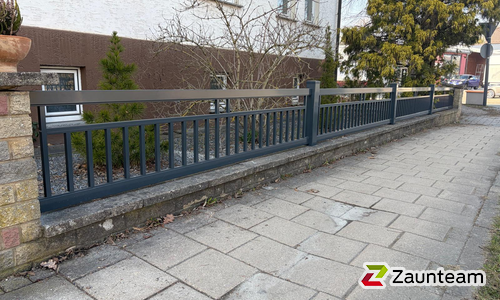 Décor Stab Aluzaun mit Fussplatte wurde in Coburg von Zaunteam Coburg, Coburg-Scheuerfeld im Jahr 2026 erstellt.