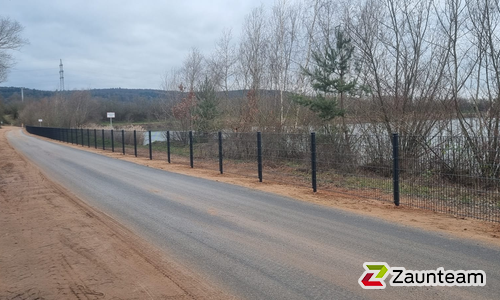 Doppelstabmatten schwer vorverzinkt und anthrazit beschichtet mit Pfosten 60 x 40 mit Abdeckleisten einbetoniert wurde in Niedernberg  von Zaunteam Westfranken, Eichenbühl im Jahr 2023 erstellt.