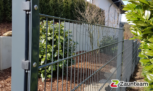 Doppelstabmatten schwer feuerverzinkt und anthrazit beschichtet mit Pfosten 60 x 40 mit Abdeckleisten einbetoniert wurde in Attendorn von Zaunteam Südwestfalen, Wiehl im Jahr 2017 erstellt.