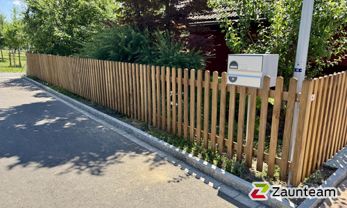 Staketen Holz vor die Pfosten / T-Stahl Pfosten feuerverzinkt einbetoniert wurde in Lufingen von Zaunteam Neftenbach, Neftenbach im Jahr 2025 erstellt.