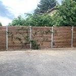 Sichtschutz aus Bohlen mit Zwischenraum mit U-Stahl Profil Pfosten wurde in Epautheyres von Swissclôture Nord Vaudois, Pomy im Jahr 2026 erstellt.