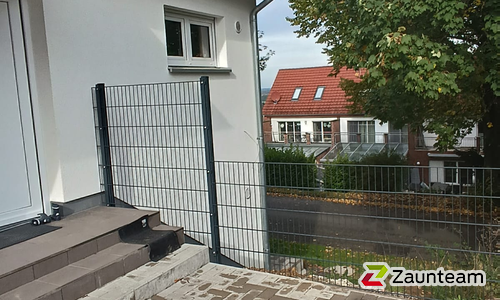 Doppelstabmatten leicht feuerverzinkt und anthrazit beschichtet mit Pfosten 60 x 40 mit Abdeckleisten einbetoniert wurde in Lübbecke von Zaunteam Kischkel, Lübbecke im Jahr 2023 erstellt.