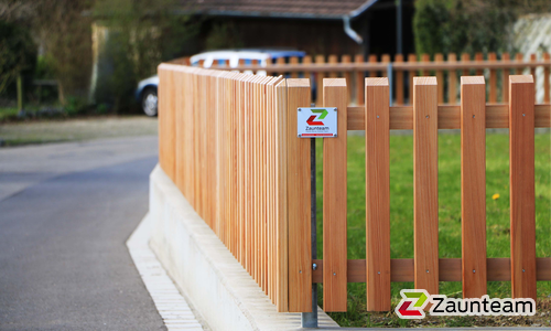 Staketen Holz vor die Pfosten / T-Stahl Pfosten verzinkt in Aussparung wurde in Hettlingen von Zaunteam Neftenbach, Neftenbach im Jahr 2024 erstellt.