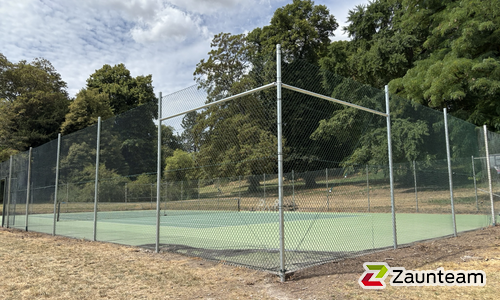 Ballfangzaun Diagonalgeflecht wurde in Bassenheim von Zaunteam Koblenz, Winningen im Jahr 2026 erstellt.