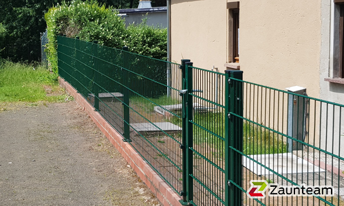Doppelstabmatten leicht feuerverzinkt und grün beschichtet mit Pfosten Vario mit Fussplatte wurde in Großweitzschen von Zaunteam Mittelsachsen, Roßwein im Jahr 2019 erstellt.