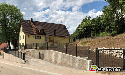 Doppelstabmatten schwer feuerverzinkt und anthrazit beschichtet mit Pfosten 60 x 40 mit Abdeckleisten einbetoniert wurde in Bad Imnau von Zaunteam Zollernalb, Burladingen-Ringingen im Jahr 2020 erstellt.