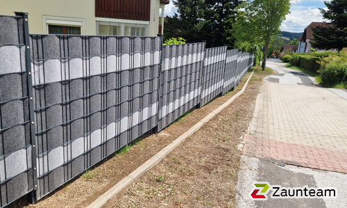 Doppelstabmatten schwer vorverzinkt und anthrazit beschichtet mit Pfosten 60 x 40 mit Abdeckleisten einbetoniert wurde in Wenigzell  von Zaunteam Oststeiermark, Grafendorf bei Hartberg im Jahr 2026 erstellt.