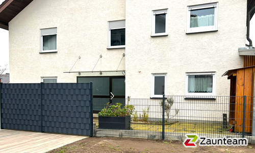 Doppelstabmatten schwer vorverzinkt und anthrazit beschichtet mit Pfosten 60 x 40 mit Abdeckleisten einbetoniert wurde in Heiningen von Zaunteam Fenzhöfe Oberwälden, Oberwälden im Jahr 2024 erstellt.