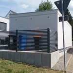 Alu Systemprofil mit Sonderprofilfüllung mit Aluminiumpfosten vierkant 60 x 60 mm einbetoniert wurde in Tengen von Zaunteam Konstanz-Hegau, Volkertshausen im Jahr 2020 erstellt.