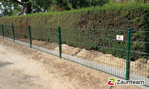 Doppelstabmatten leicht vorverzinkt und grün beschichtet mit Pfosten 60 x 40 mit Abdeckleisten einbetoniert wurde in Bitterfeld- Wolfen von Zaunteam Fläming, Coswig im Jahr 2025 erstellt.