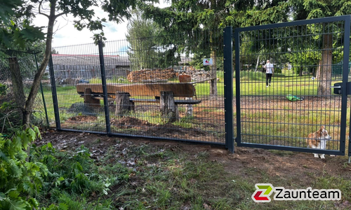 Doppelstabmatten leicht vorverzinkt und anthrazit beschichtet mit Pfosten Vario einbetoniert wurde in Coswig (Anhalt) von Zaunteam Fläming, Coswig im Jahr 2025 erstellt.