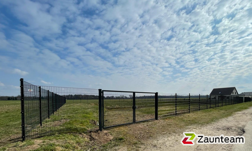 Doppelstabmatten leicht vorverzinkt und anthrazit beschichtet mit Pfosten Vario einbetoniert wurde in Wrestedt von Zaunteam Südheide-Altmark, Hankensbüttel im Jahr 2024 erstellt.