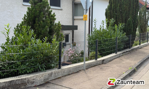 Doppelstabmatten schwer feuerverzinkt und anthrazit beschichtet mit Pfosten 60 x 40 mit Abdeckleisten mit Fussplatte wurde in Elchingen von Zaunteam Ulm, Lonsee im Jahr 2025 erstellt.