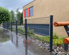 Doppelstabmatten leicht feuerverzinkt und anthrazit beschichtet mit Pfosten 60 x 40 mit Abdeckleisten einbetoniert wurde in Neuenkirch von Zaunteam Willimann, Eich im Jahr 2024 erstellt.