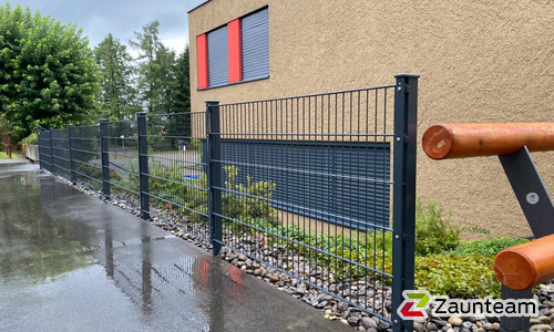 Doppelstabmatten leicht feuerverzinkt und anthrazit beschichtet mit Pfosten 60 x 40 mit Abdeckleisten einbetoniert wurde in Neuenkirch von Zaunteam Willimann, Eich im Jahr 2024 erstellt.