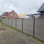 System WPC Sichtschutz, XL mit Alupfosten einbetoniert wurde in Aurich von Zaunteam Ostfriesland, Südbrookmerland im Jahr 2026 erstellt.