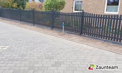 Classic Aluzaun RAL Standardfarbe / Aluminiumpfosten vierkant RAL Standardfarbe einbetoniert wurde in Dessau-Rosslau von Zaunteam Fläming, Coswig im Jahr 2021 erstellt.